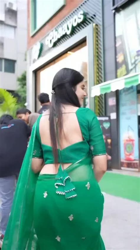 saree cleavage|Saree videoss (@sareevideoss) • Instagram photos and videos